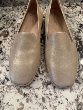 Vionic Metallic Champagne Slip-On Loafers
Size 9M.. new..authentic